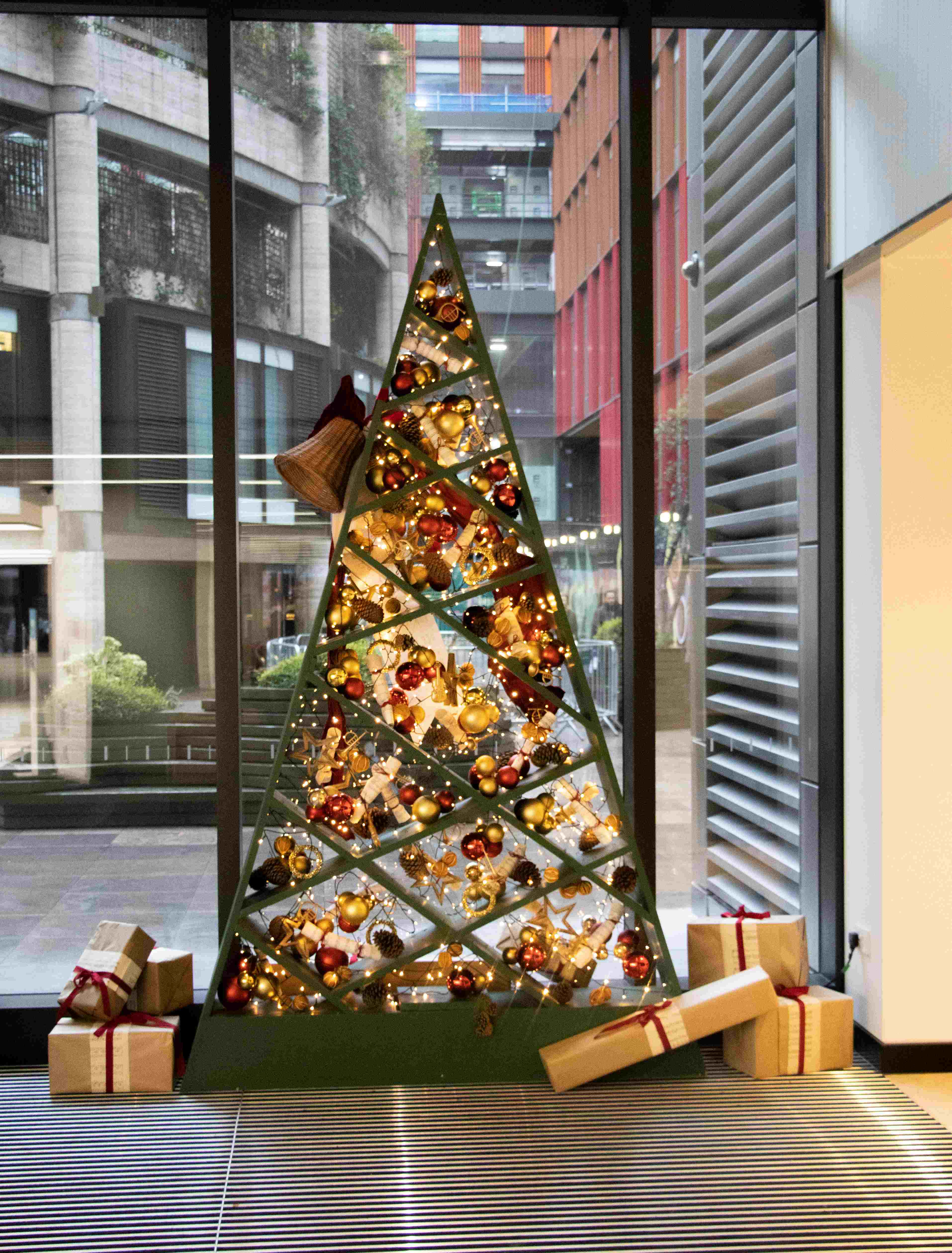 Picture 4 Zig Zag Tree UBS Christmas