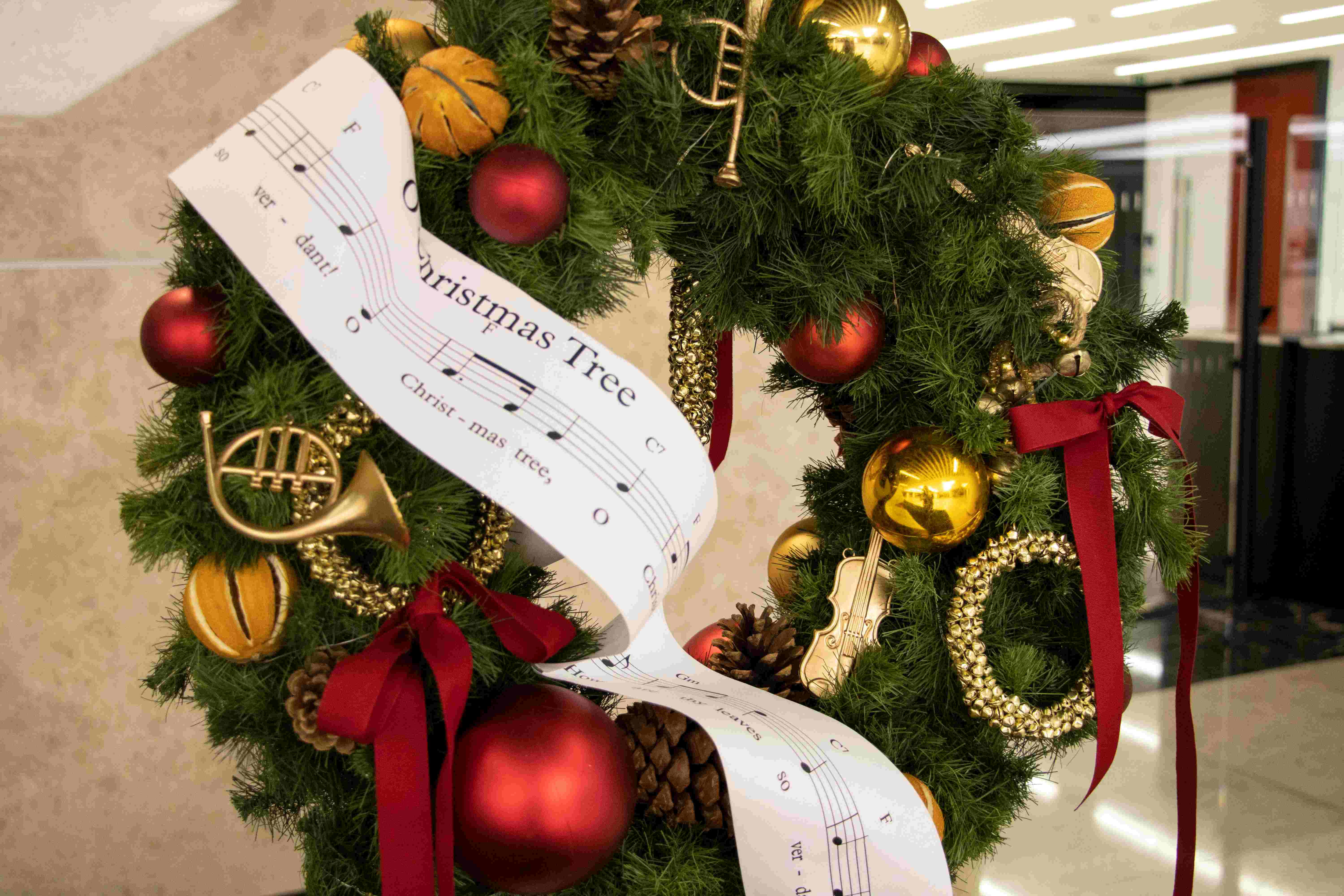 Picture 7 Desk Wreath UBS Christmas